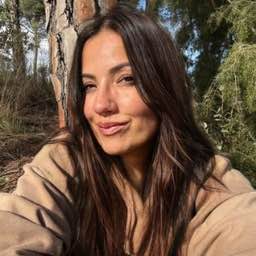 Retrato de Nora Lambies en el bosque